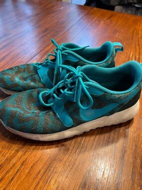 Nike Teal and Black Patterned Lightweight Sneakers